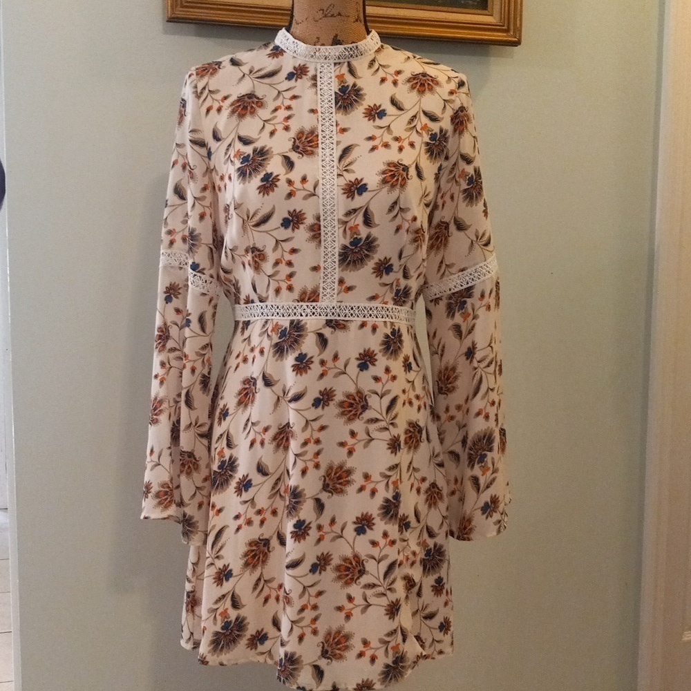 NB Avenue Cream Floral Lace Detail Bell Sleeve Boho Mini Dress Size 8 - Picture 2 of 14